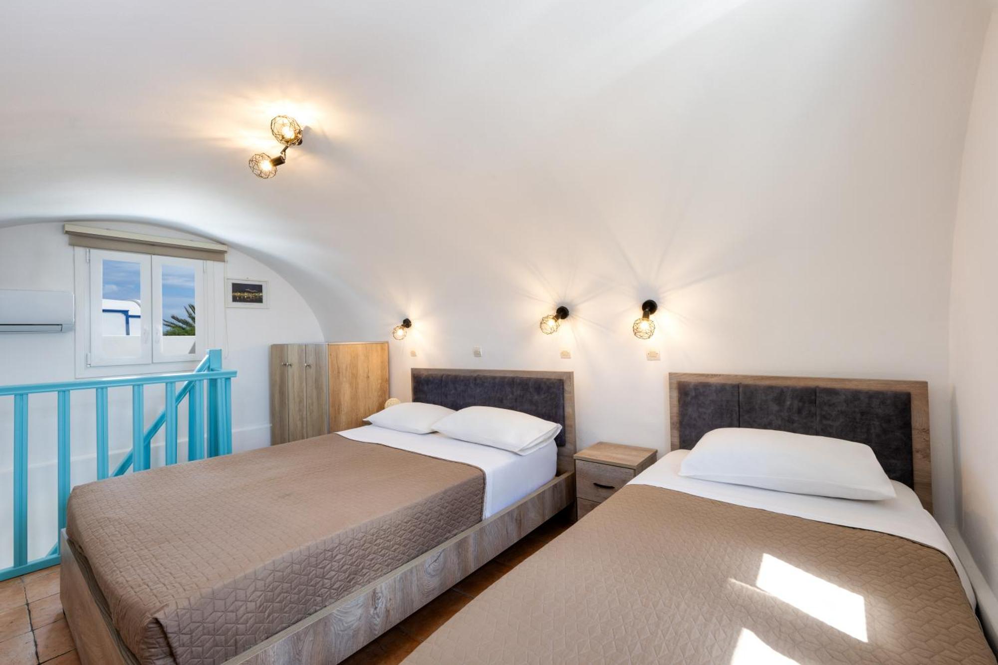 Irene's Sunshine * Perivolos (Santorini)